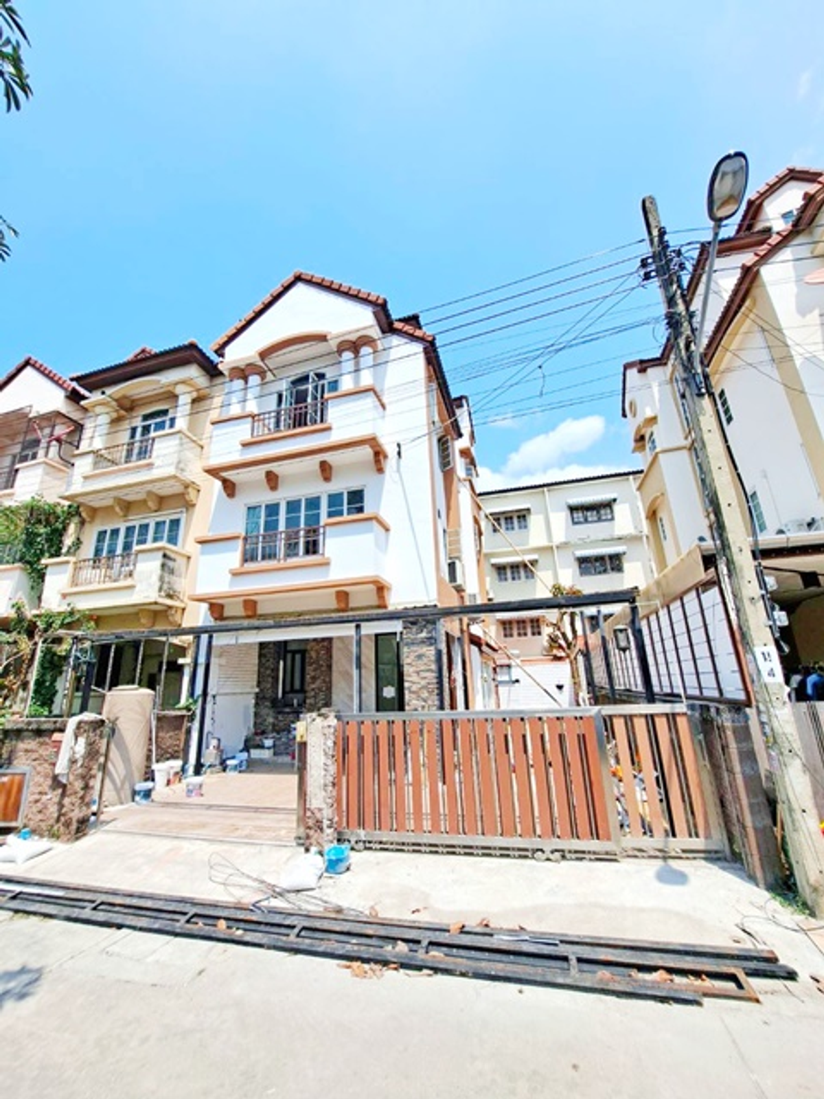 For RentTownhomeChaengwatana, Muangthong : Central Chaengwattana 2.5 km. Renovate is near the Rose Garden 700 meters. 3 -story townhouse, Pak Kred 3, 2 bathrooms, irrigation 1.9 km.