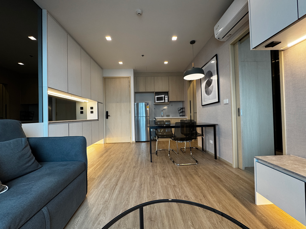 For RentCondoSukhumvit, Asoke, Thonglor : New condo near BTS Phrom Phong 400 meters, 1 bedroom, size L, corner room, condition, never rented (middle floor), a lot of storage cabinets