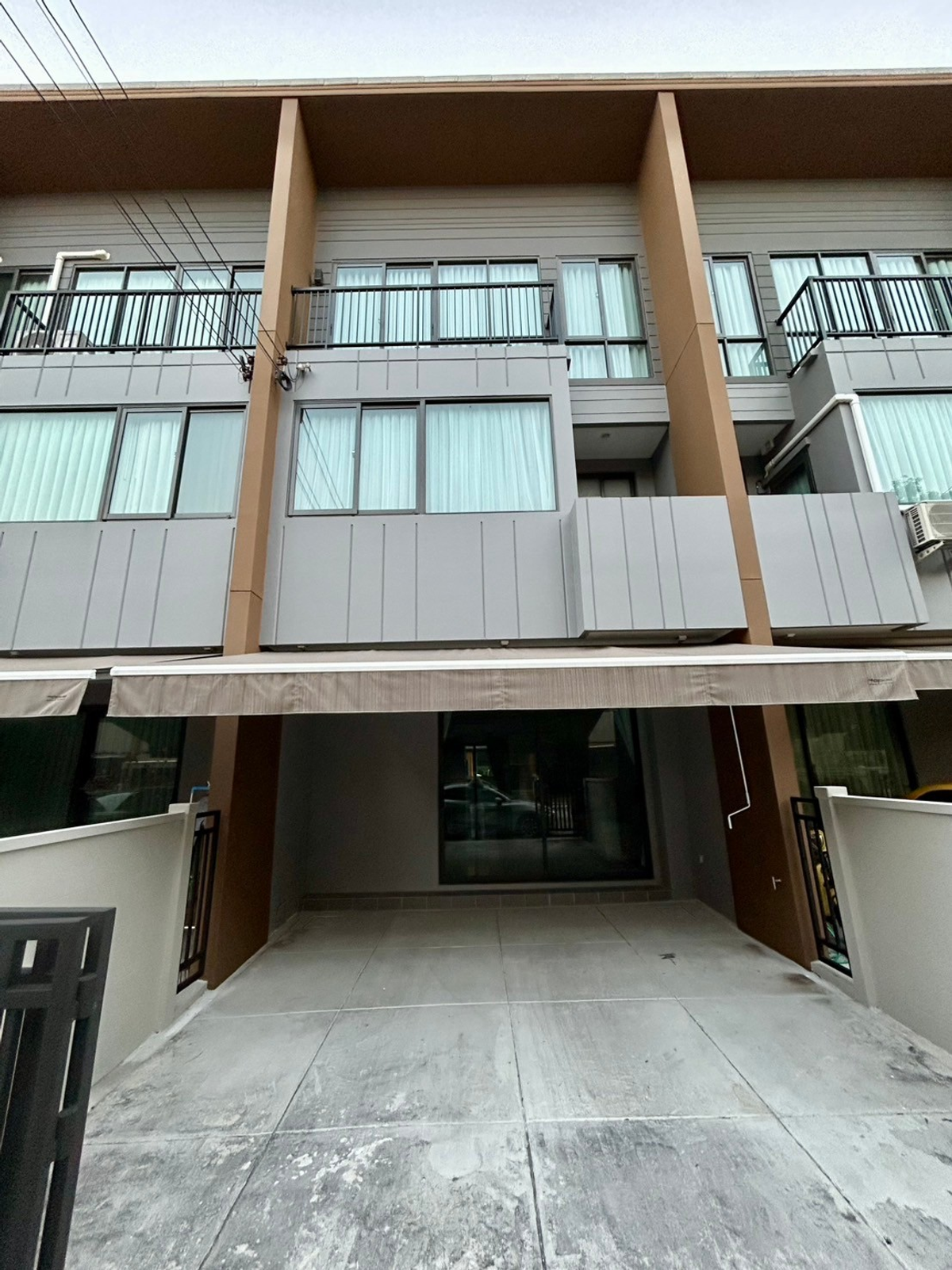 For RentTownhomeKasetsart, Ratchayothin : 3-story townhome with beautiful decorative furniture for rent in Bang Khen-Phahonyothin area, near Big C Supercenter, only 3 km.