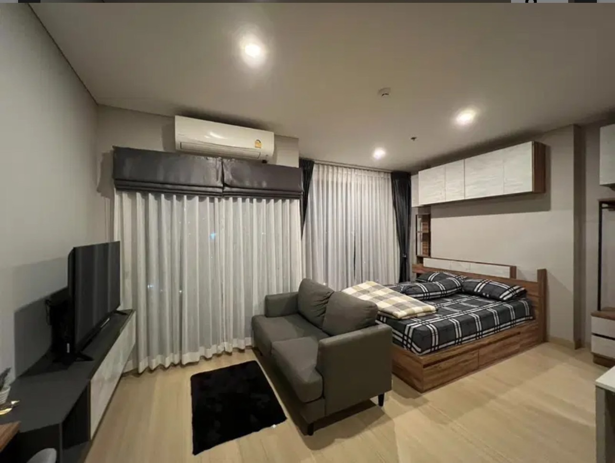 For RentCondoKasetsart, Ratchayothin : Urgent rent, Lumpini Park, Phahon 32, 11th floor, 24 sqm, 1st studio, price 12,000 baht, next to BTS Ratchayothin Station and Senanikhom Station. Attached to Major Ratchayothin, near SCB PARK, near Tesco Lotus, Ladprao, Central Ladprao, near Union Mall, n