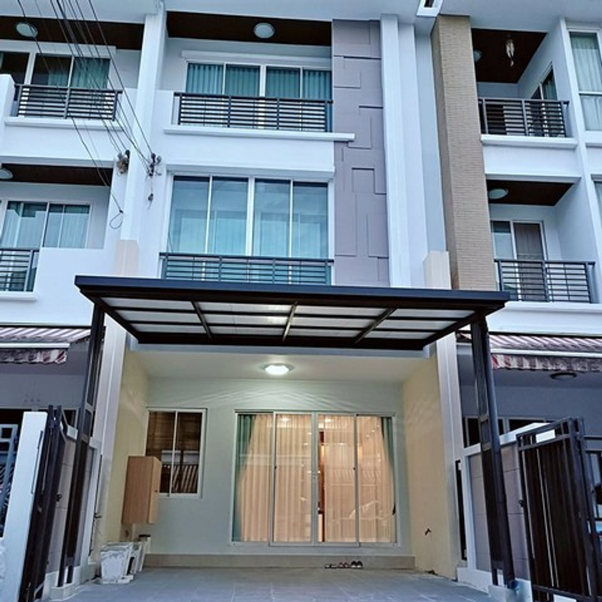 For RentTownhomeLadkrabang, Suwannaphum Airport : 3 -story townhome for rent, Lat Krabang Road, Ban Klang, Essence Onnut Ring Nearby The Pisio, Robinson Lat Krabang