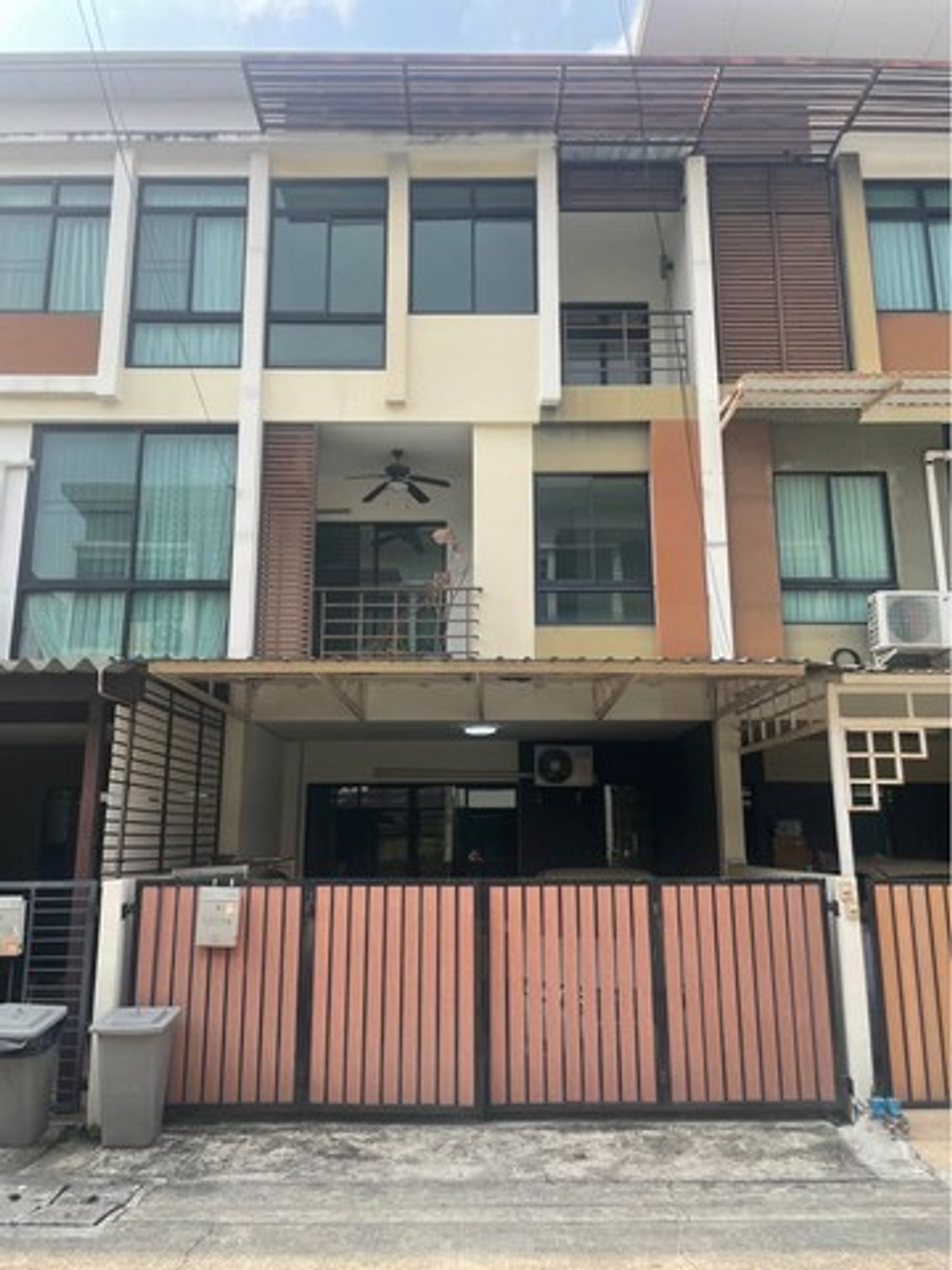 For RentHome OfficeKasetsart, Ratchayothin : 3 -story townhome rental in Chaeng Watthana Laksi District, Don Mueang, Bang Khen, Signature Vibhavadi 60, can access many routes, Vibhavadi 62 and 64 Soi Phahonyothin 49/1