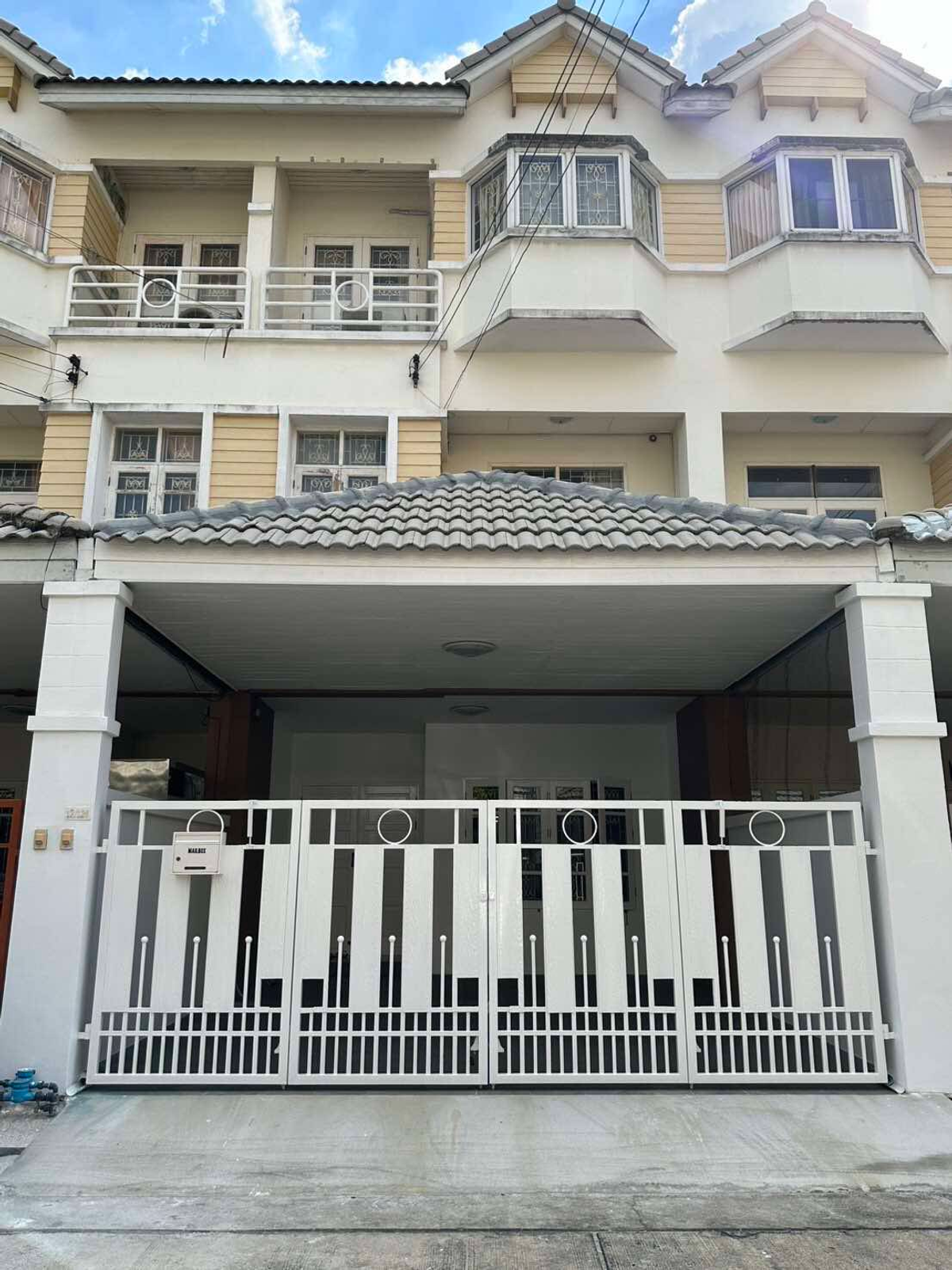 For SaleTownhomeNonthaburi, Bang Yai, Bangbuathong : Selling very cheap !! 3 -story townhome, Vision Ville 5, Muang District, Nonthaburi Province, near The Mall Ngamwongwan Central Chaengwattana