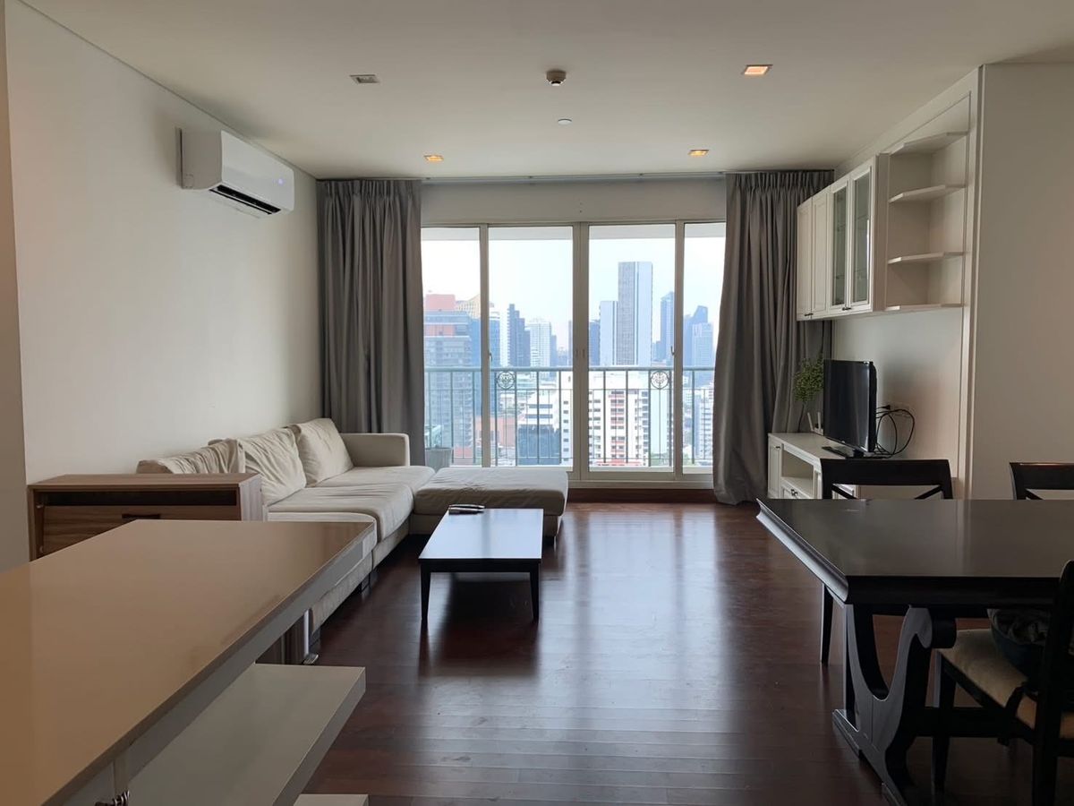 For RentCondoSukhumvit, Asoke, Thonglor : For rent ** Ivy Condo, Thonglor* 4 bedrooms, 3 bathrooms* 198 square meters* Floor 24, Ivy Condo, Thonglor, located at Soi Thonglor, conveniently guess 15 minutes from BTS Thonglor Station 130,000. Baht/month