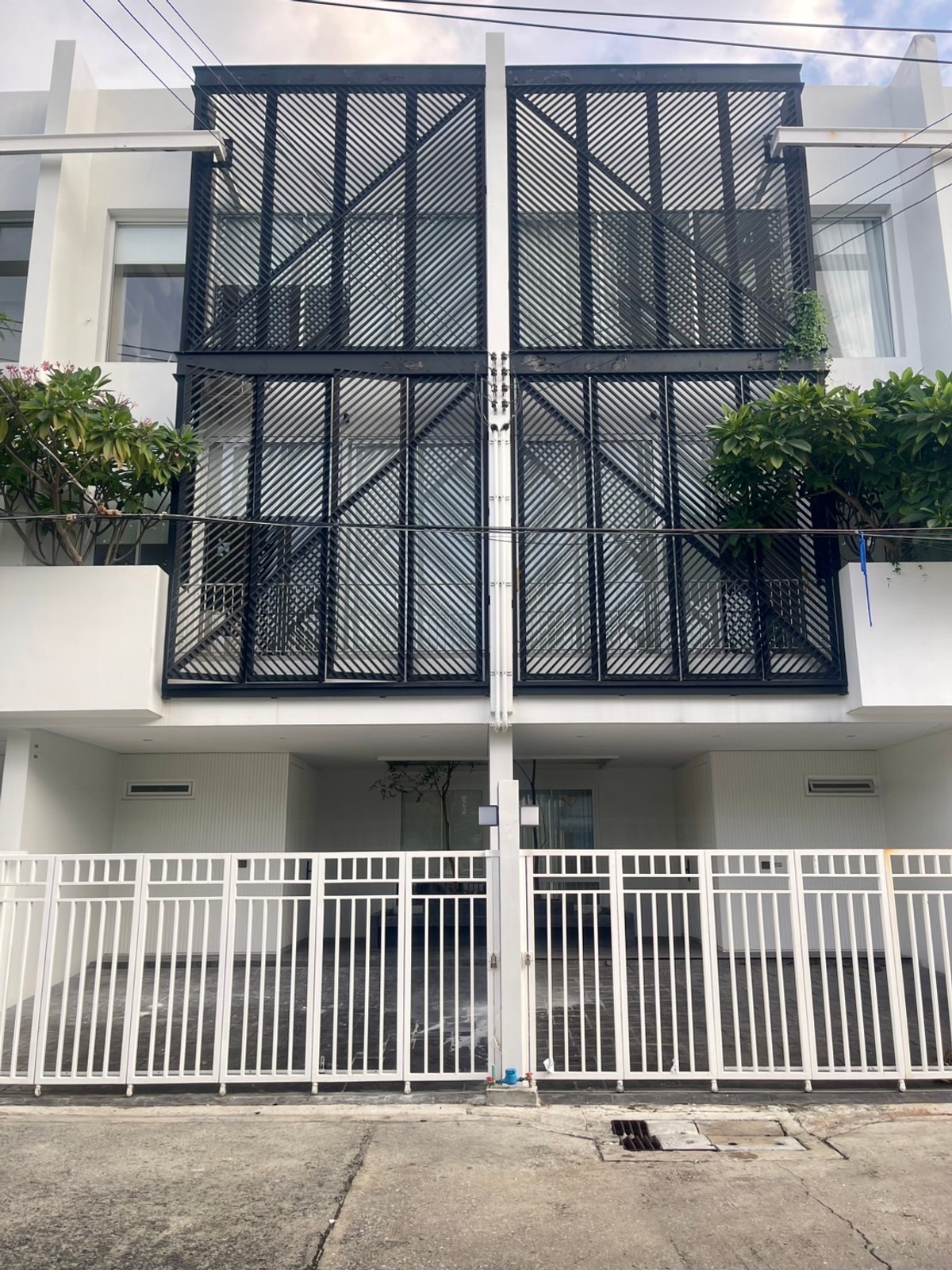 For RentTownhomeOnnut, Udomsuk : Rent a new townhome after the corner of the city of Sukhumvit. Only 600 meters away from the main road, On Nut, in and out of many routes, Soi Sukhumvit 93, near the main train line, Sukhumvit, Bang Chak Station, only 10 minutes and On Nut Station.