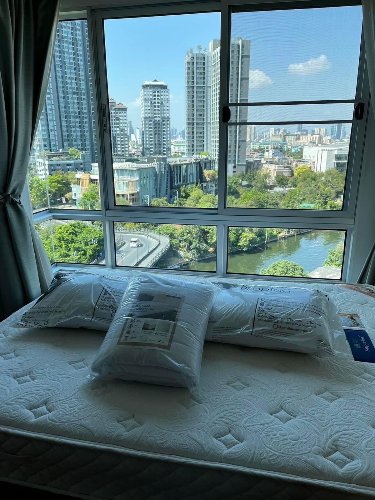 For RentCondoOnnut, Udomsuk : For rent, The Base S77, size 30 sqm. Divide the 11th floor. Habito view, near BTS, the central expressway. Complete, complete, ready for 15,000 baht.