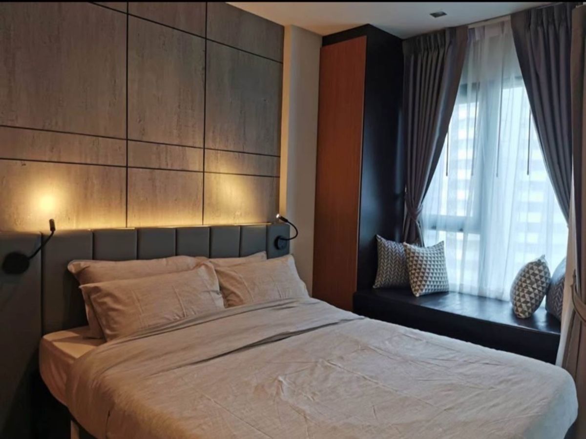 For RentCondoWitthayu, Chidlom, Langsuan, Ploenchit : Rent a beautiful decorative room near the mall, good price, radio location, price 18,000 baht. Interested in watching 0808144488