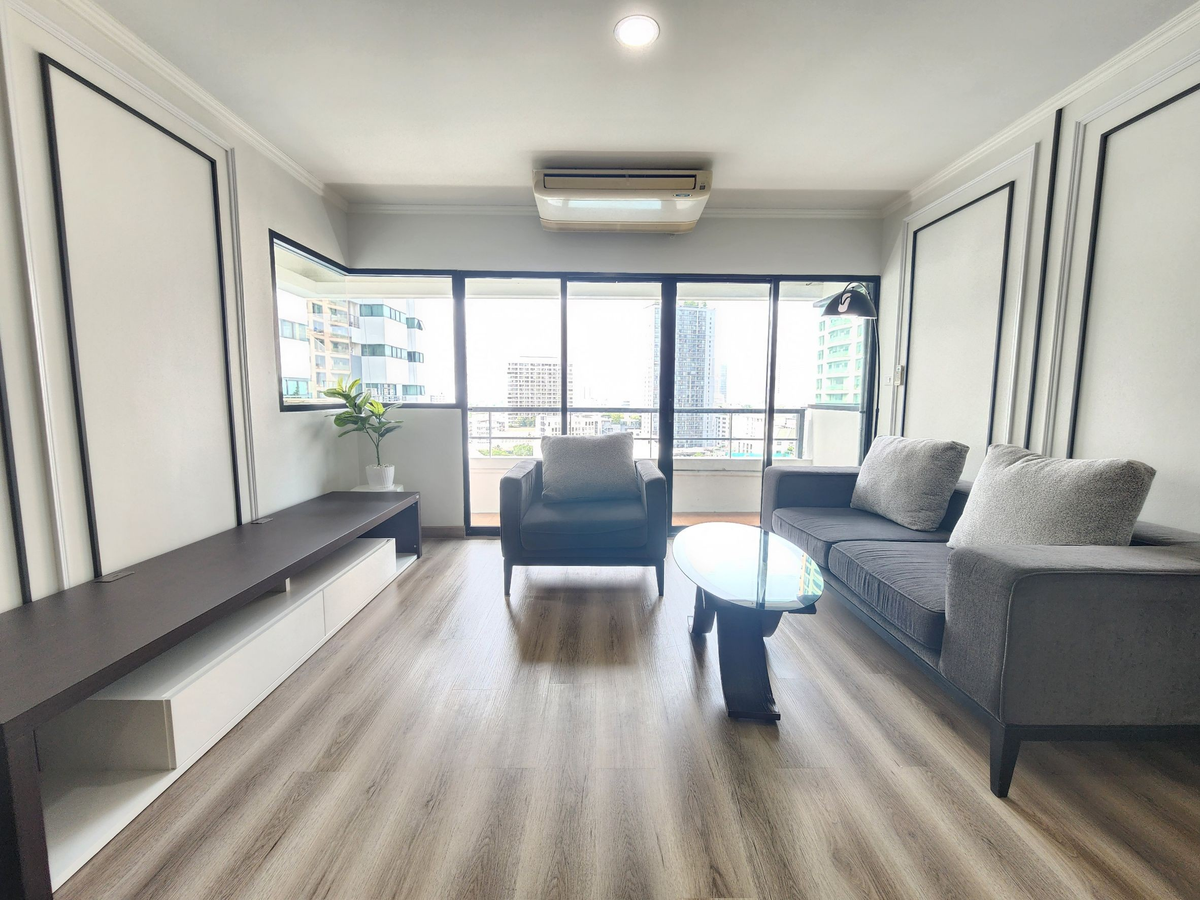 For RentCondoSathorn, Narathiwat : For Rent Condo 2 Bedrooms in Sathorn with Swimming Pool View