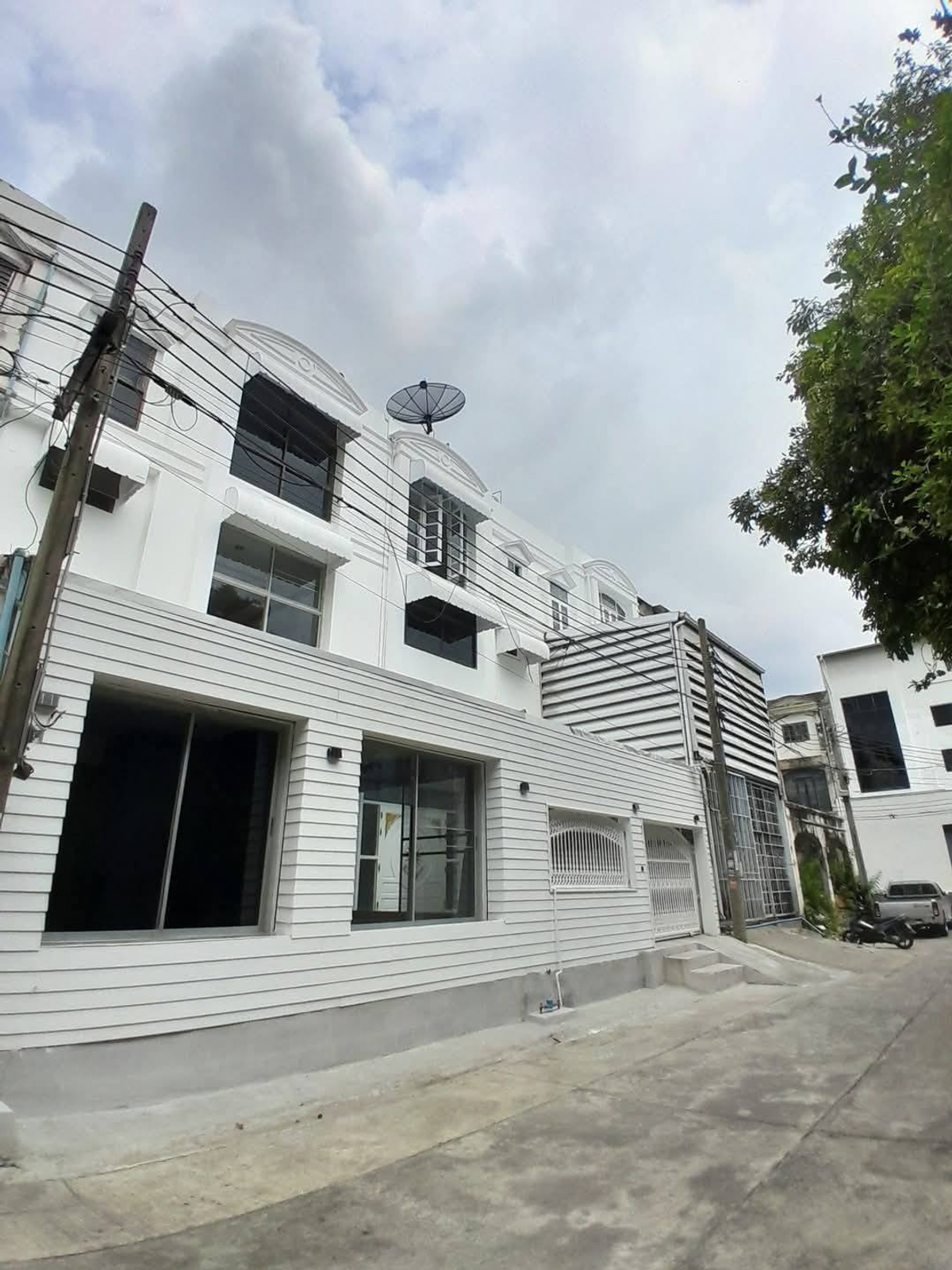 For RentTownhomeRama9, Petchburi, RCA : Rent a 3 -story townhome, 2 booths through Rama 9 Road, Air Furniture There are 10 bedrooms, 10 bathrooms. Rental price 65,000 baht [Company registered]