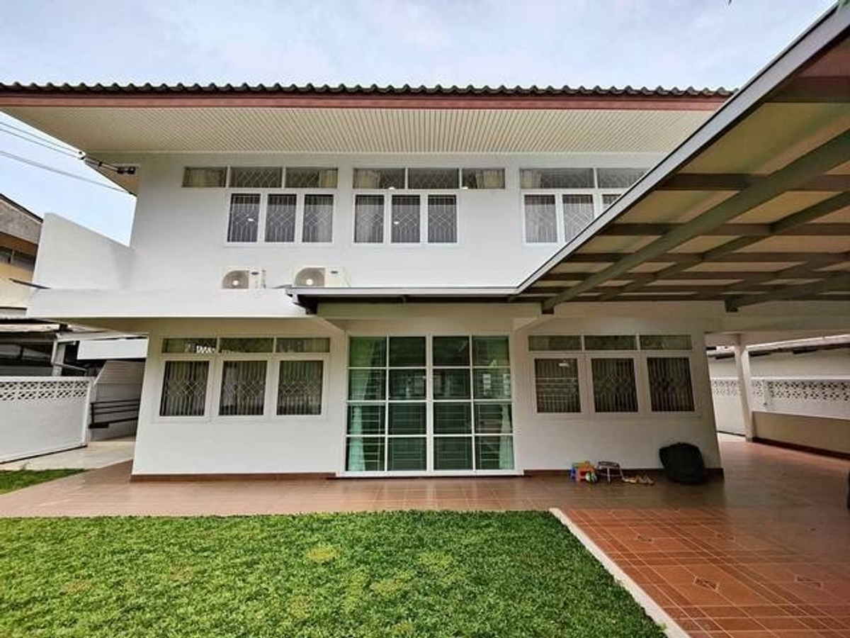 For RentHouseLadprao101, Happy Land, The Mall Bang Kapi : Rent a detached house Near the Mall Bangkapi 90 square wah, Soi Si Burapha, opposite Nawamin Pirom Park, 3 bedrooms, 3 bathrooms, 3 air conditioners