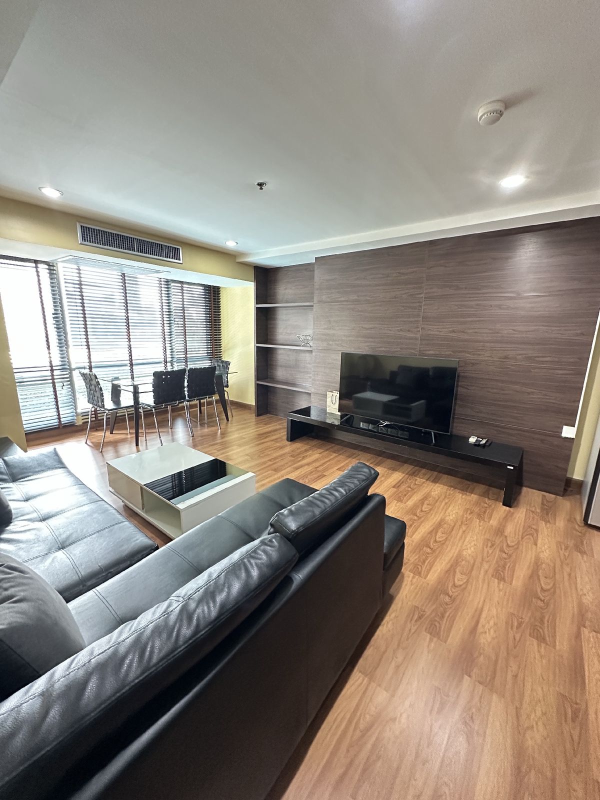 For RentCondoNana, North Nana,Sukhumvit13, Soi Nana : Spacious & Stylish 1-Bedroom Condo for Rent at The Trendy Sukhumvit 13 – 70m²