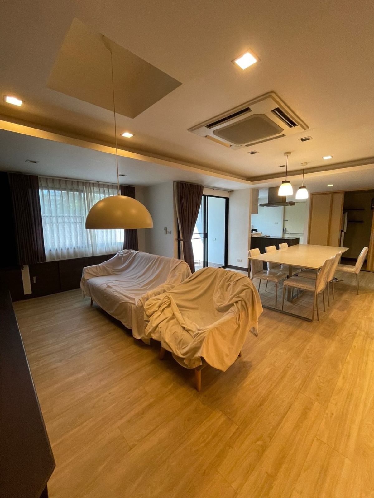 For SaleCondoWitthayu, Chidlom, Langsuan, Ploenchit : Privacy in CBD !! The condo has a high privacy. With only 30 units, beautiful rooms, very good condition.