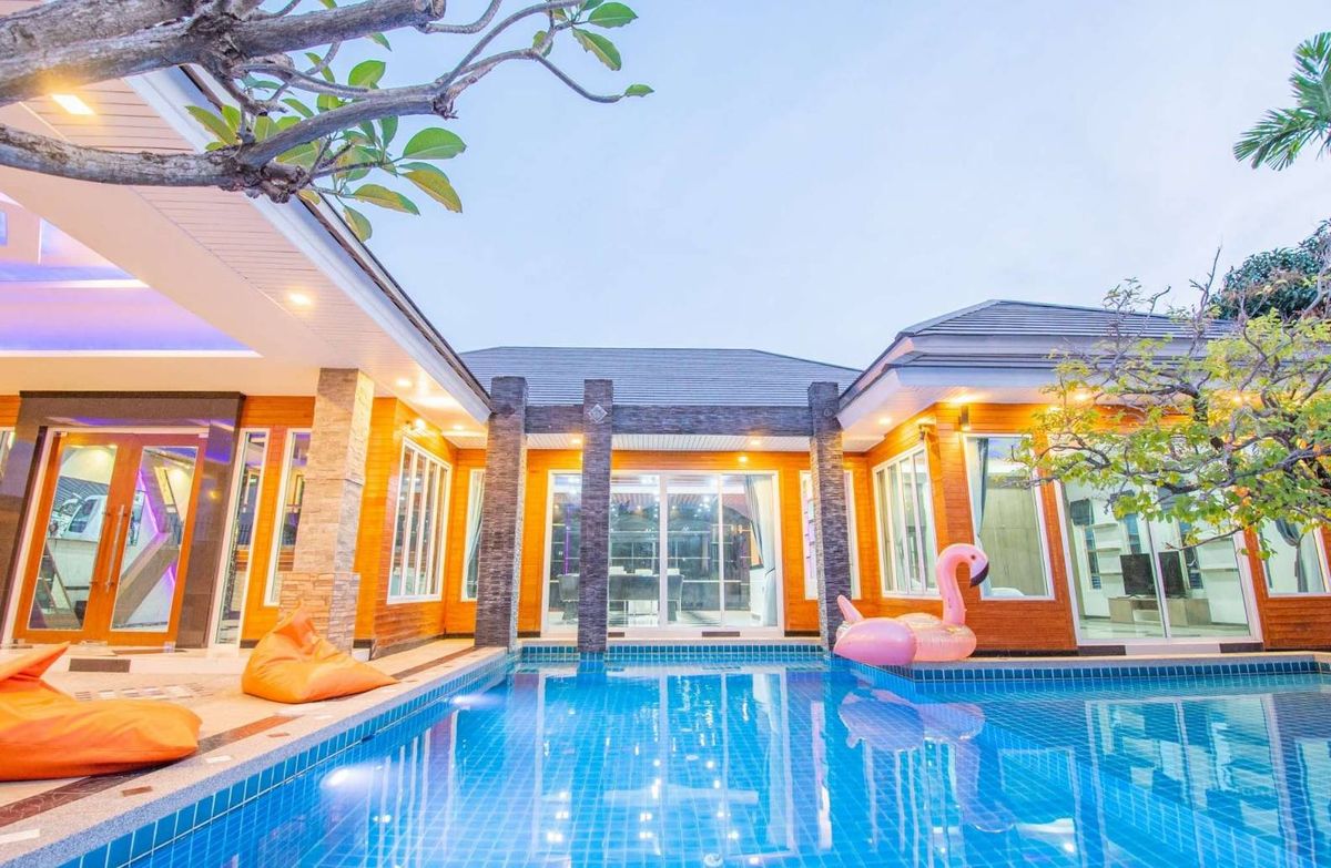 HousePattaya, Bangsaen, Chonburi : Selling or renting is very cheap !! Luxurious pool villa Beautifully dressed up after the full furniture, Golden Location, Huai Yai, Pattaya, near the sea