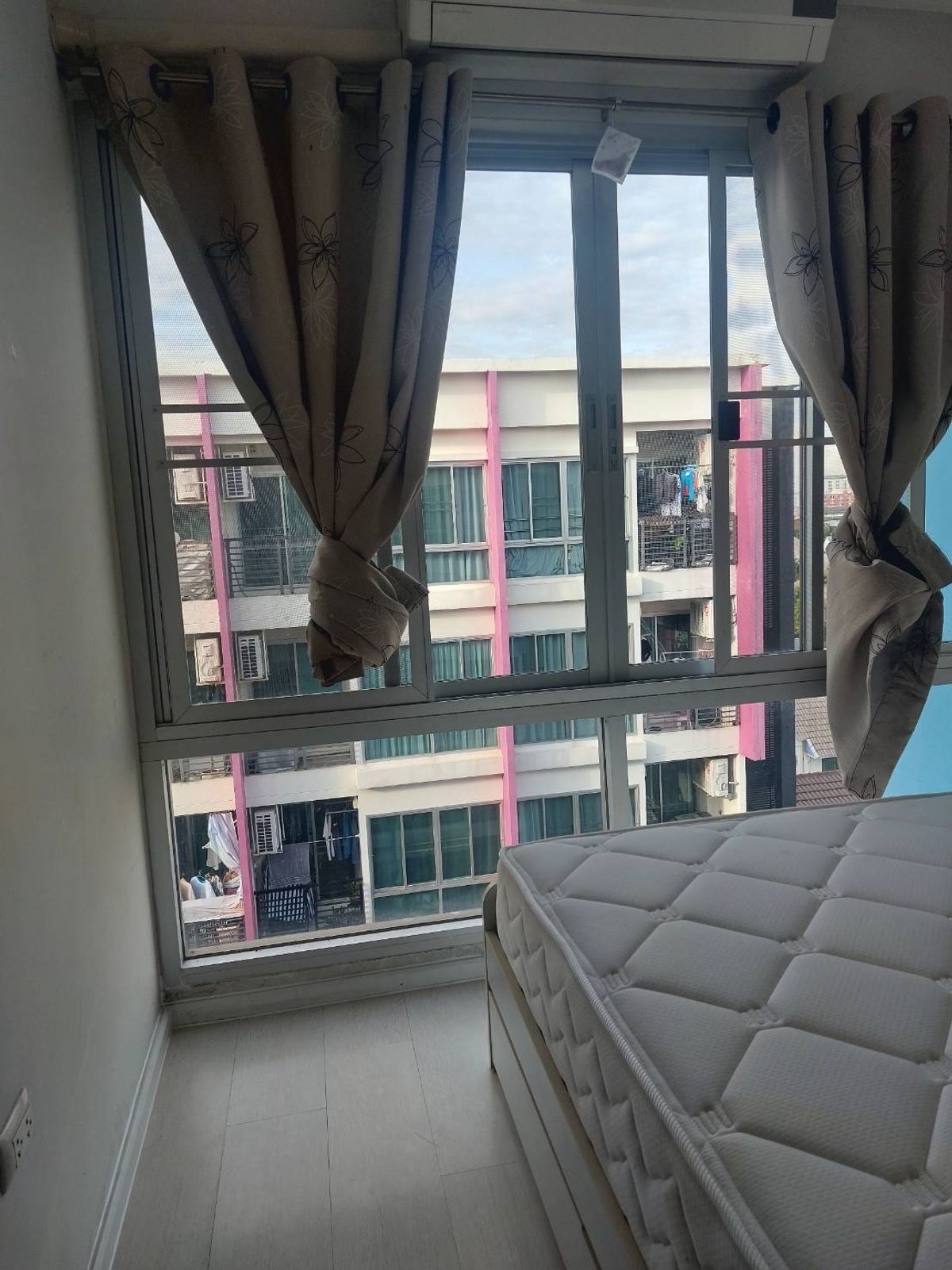 For RentCondoOnnut, Udomsuk : 🩷🌈 For rent 🧸🌳🌷the log 3 (The Lock 3 Sukhumvit 101/1) 🧸 Size 28 sq.mons, Building 8 // 1 studio room, Village view 🪧 Price 7,000 baht (ready to move in)