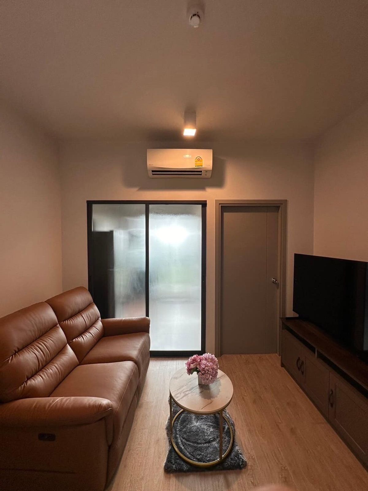 For RentCondoRama9, Petchburi, RCA : 🏡 Rent! IDEO NEW RAMA 9 - Beautiful room, pool view in the middle! ✨ | Price only 22,000 baht/month