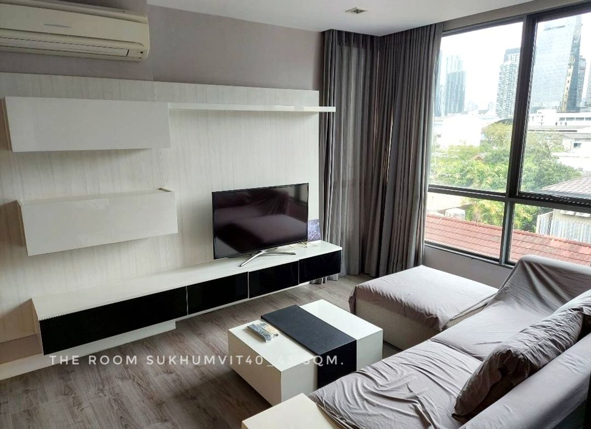 ให้เช่าคอนโดสุขุมวิท อโศก ทองหล่อ : For RENT at The Room Sukhumvit40 north side view 43 sqm. 1 bedroom close to Ekkamai-Thonglor and Rama4