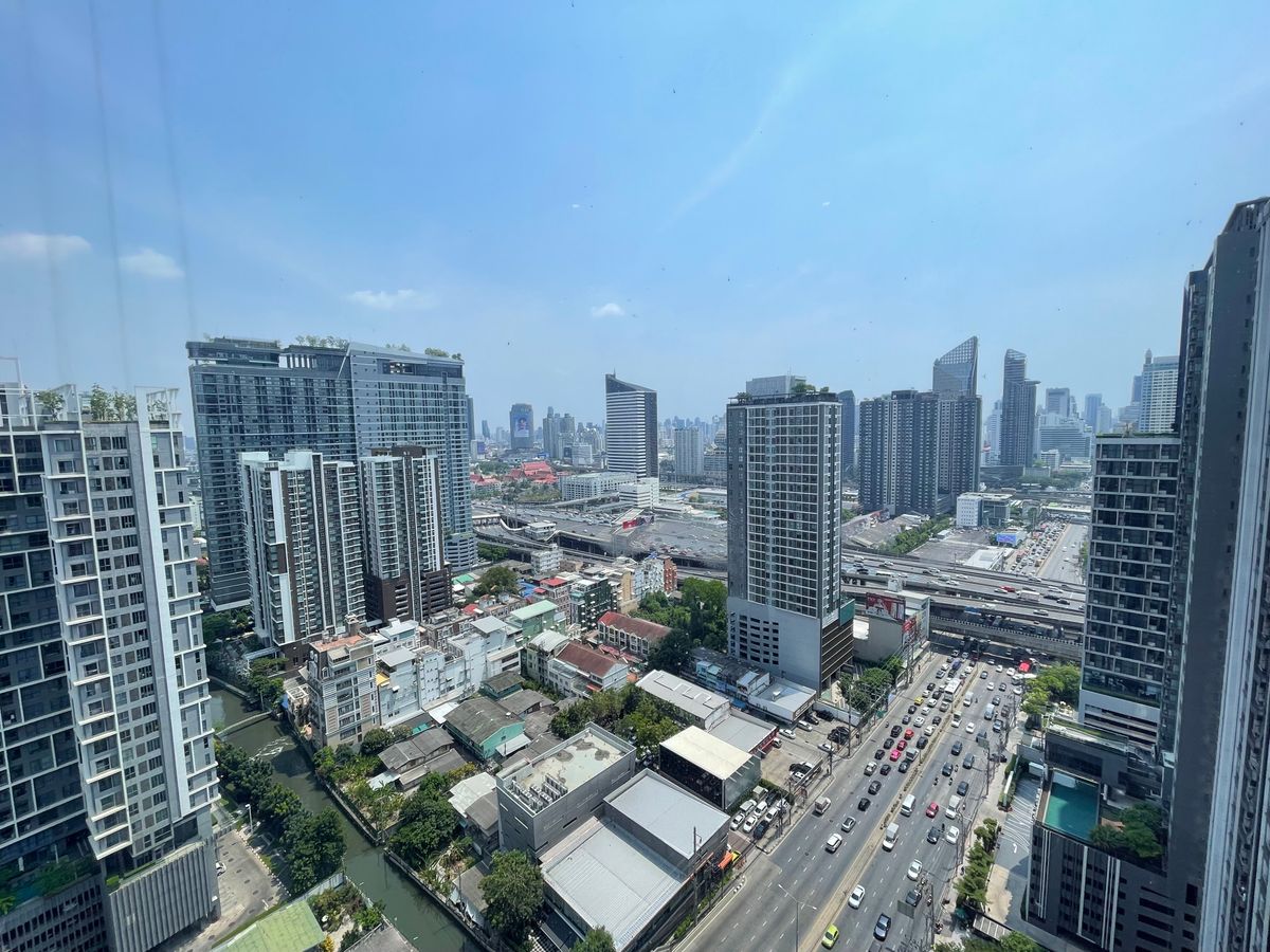 ขายคอนโดพระราม 9 เพชรบุรีตัดใหม่ RCA : Ashton Asoke Rama 9 Best offer 1B plus size 46 sq m, Unblocking view, Fully furnished Sell 9.99 MB only (MRT Rama 9)