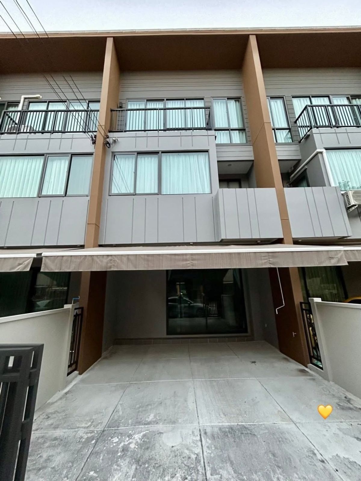 For RentTownhomeKasetsart, Ratchayothin : Rent a 3 -story townhome, Ban Klang Mueang Phahon-Ramintra Usable area 142 sqm. Near Central Ram Inthra 🚘 💰 Rental price 28,000 baht/month 💰