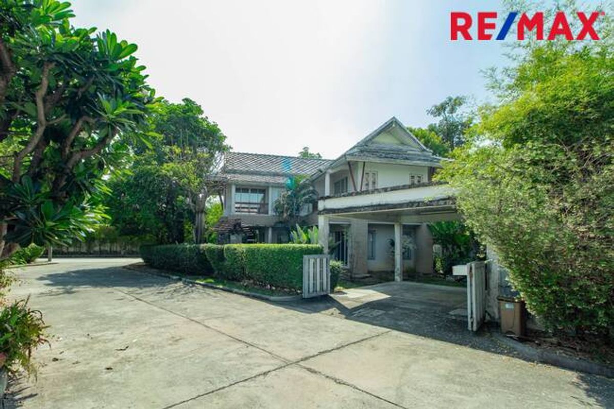 For SaleHouseNawamin, Ramindra : Sell ​​Nobel Vanawa Watcharapol, Tropical Modern style house, behind the private corner, quiet, shady, great location, close to a good structure of the structure, special price