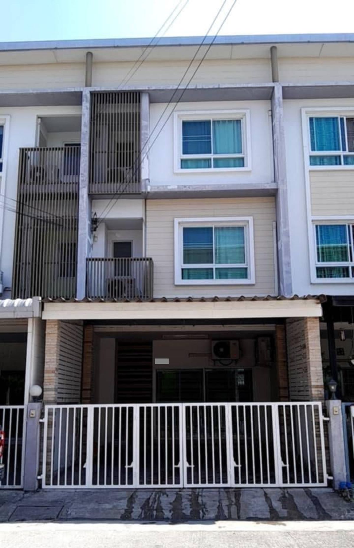 For RentTownhomeBangna, Bearing, Lasalle : 18.5 Sq. 3 bedrooms, 3 water, 3 -story townhome, The Rich Biz Home Sukhumvit 105