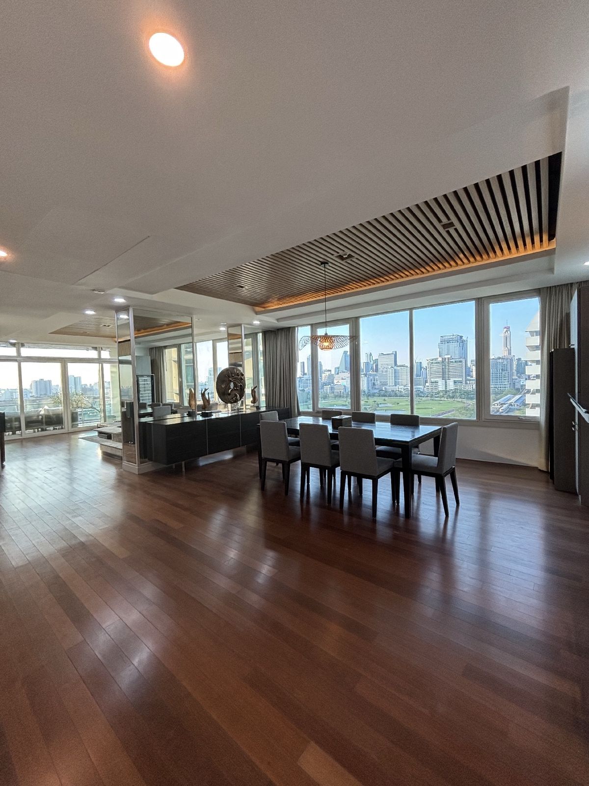 For RentCondoWitthayu, Chidlom, Langsuan, Ploenchit : Recently Renovated Big Unit, 3 BR Overlooking RBSC 18-Hole Golf Course in Ratchadamri !!!