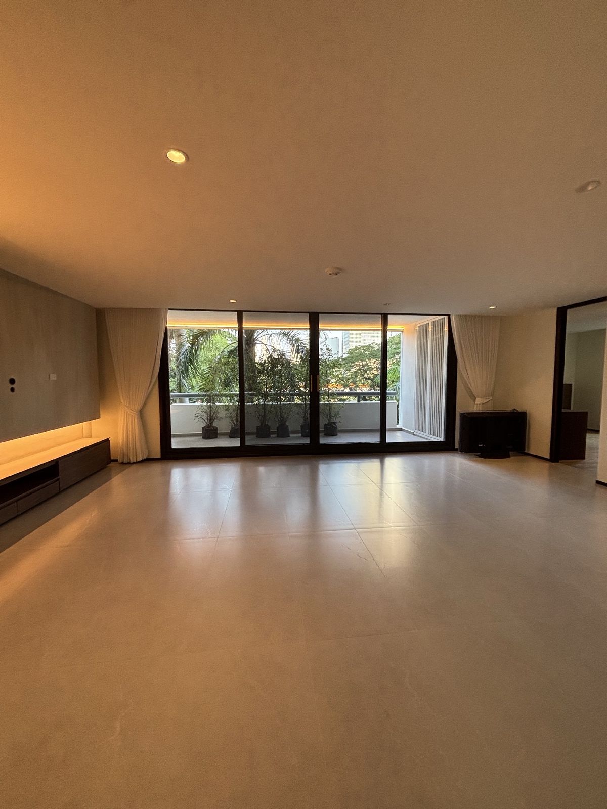 For RentCondoWitthayu, Chidlom, Langsuan, Ploenchit : Recently Renovated Modern Design 3 Br Hidden Gem in Chidlom !!