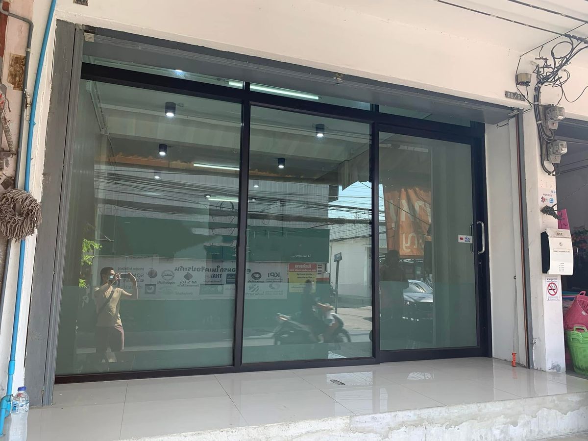 For RentShop HouseOnnut, Udomsuk : Rent a 3 -story commercial building next to Soi On Nut 30, golden location, community, crowded people near Bangchak BTS