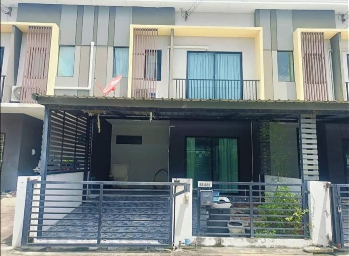 For RentTownhomeLadkrabang, Suwannaphum Airport : Rent/Sell Townhouse On Nut Ring 33 negotiable. Interested, contact 082-3223695.