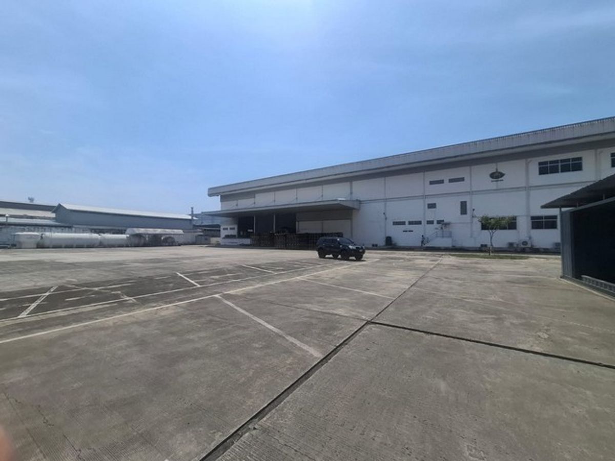 For RentFactoryLadkrabang, Suwannaphum Airport : RK626, renting a factory in Bang Na-Trat, Km. 23, outbound, purple area, 7 rai 5,544 sq.m.