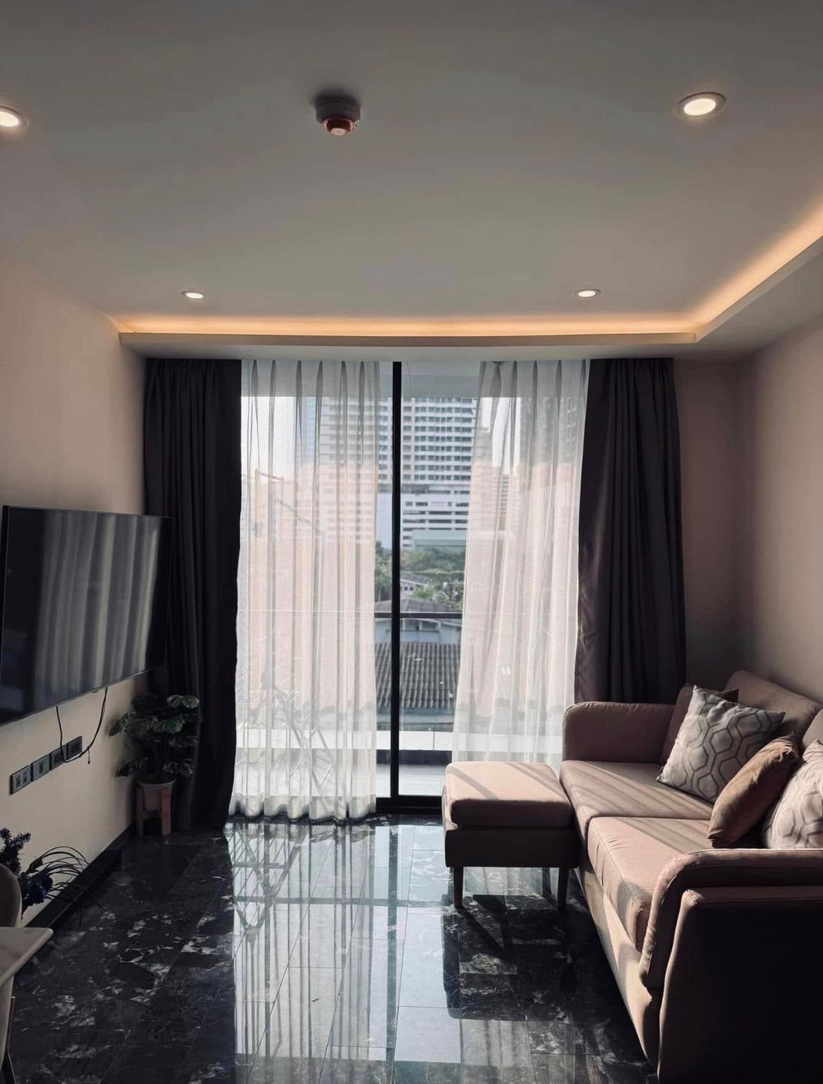 For RentCondoSukhumvit, Asoke, Thonglor : Condo for rent, Sukhumvit furniture, Built-in, beautiful decoration, good location, 800 meters away from BTS Thonglor, ready to move in.