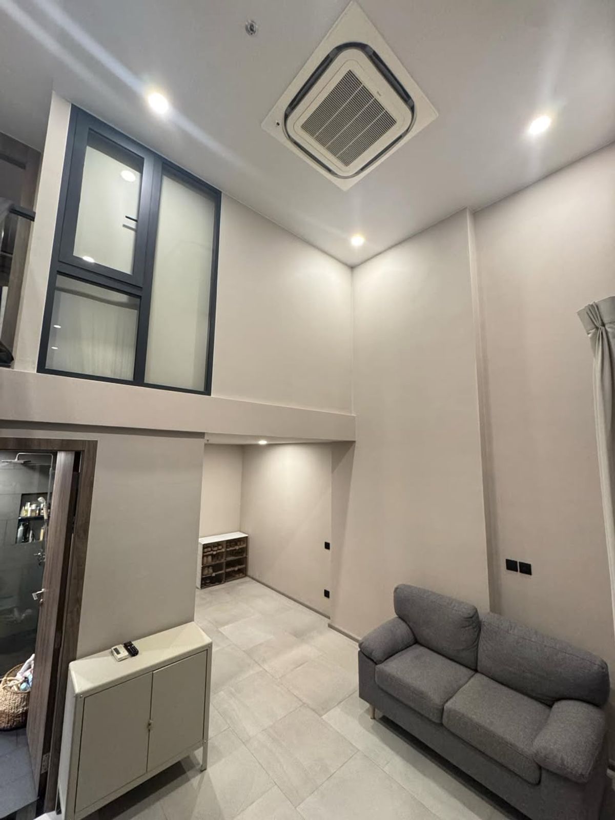 For RentCondoSiam Paragon ,Chulalongkorn,Samyan : Duplex condo condo, beautiful ceiling in the center of the city, near the Golden Street  Interested, can say hello.