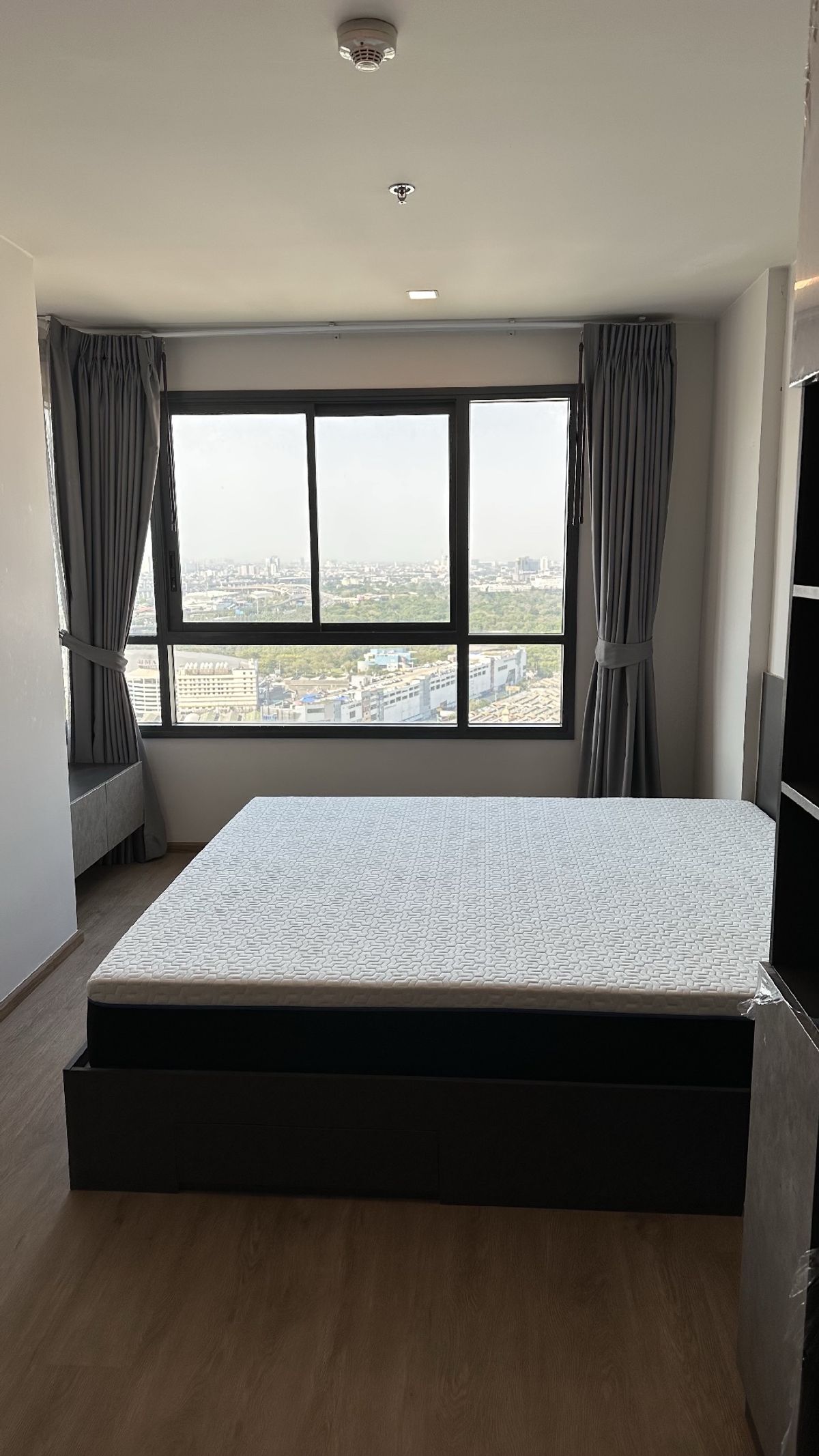 For RentCondoSapankwai,Jatujak : Rent Ideo Phaholyothin Chatujak 46.30 sqm. 2 bedrooms, Chatuchak Park view, 34th floor, beautiful room, complete view, beautiful, open, bts, Saphan Khwai (owner) with built -in furniture.