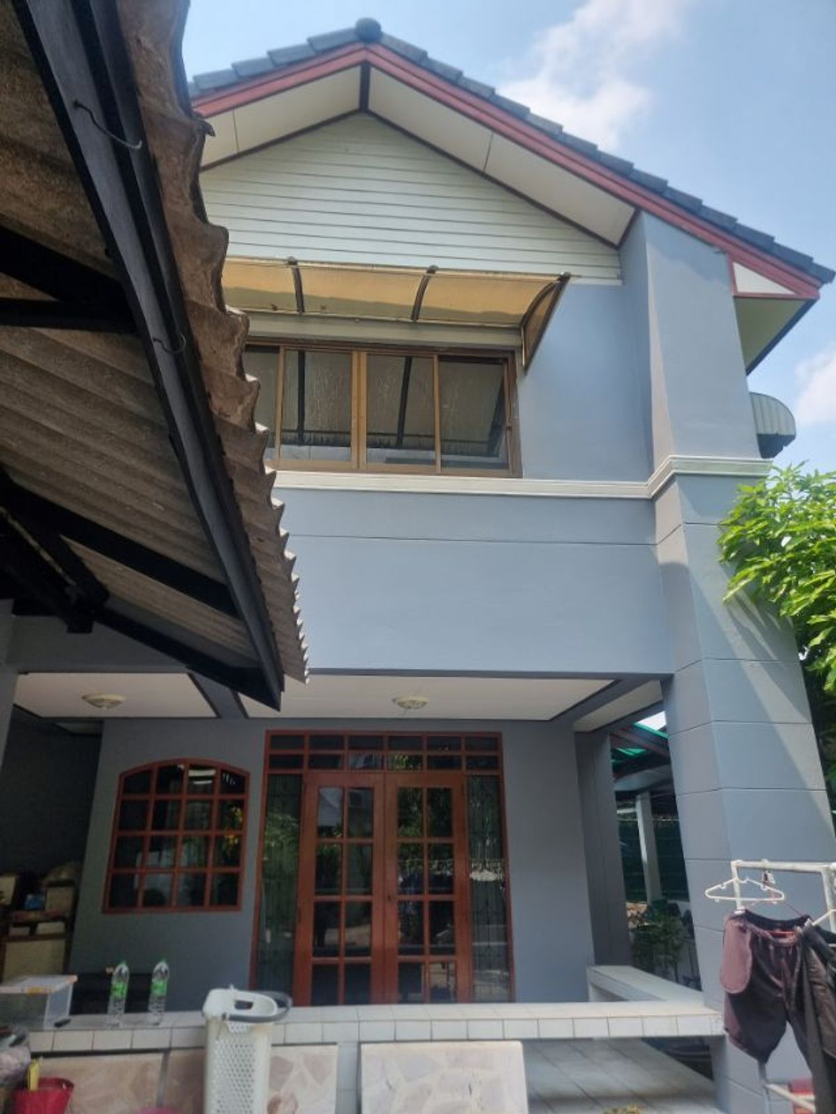 For RentHouseLadprao, Central Ladprao : Rent 100 sq.who, 2 bedrooms, 2 water, 2 parking, 2 -story house, Ladprao 64, into the alley about 700 meters.