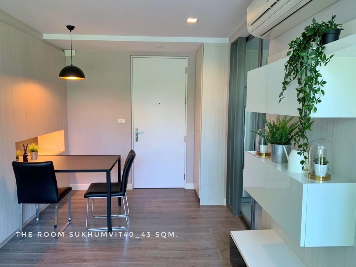 For SaleCondoSukhumvit, Asoke, Thonglor : Condo room for sale with the rental of The Room Sukhumvit 40, the northern view of the room is not hot, 1 bedroom, decorated with investment.