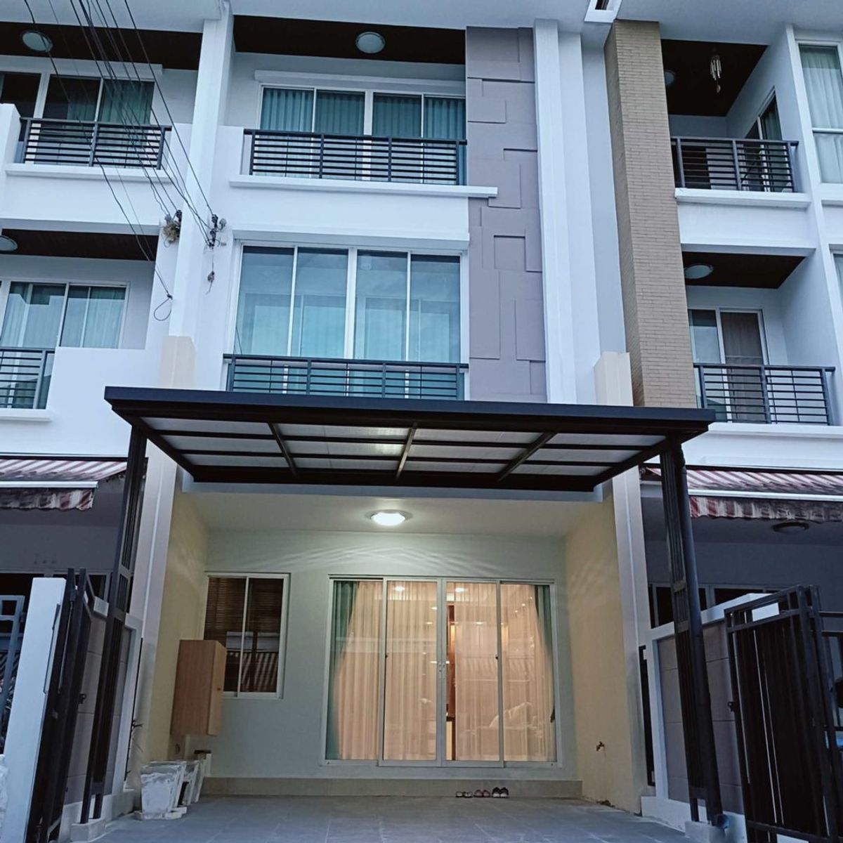 For RentTownhomeLadkrabang, Suwannaphum Airport : For rent, 20 sq.who, 3 bedrooms, 3 water, 3-story townhome, S-SENSE, Onnut-Ring Road.