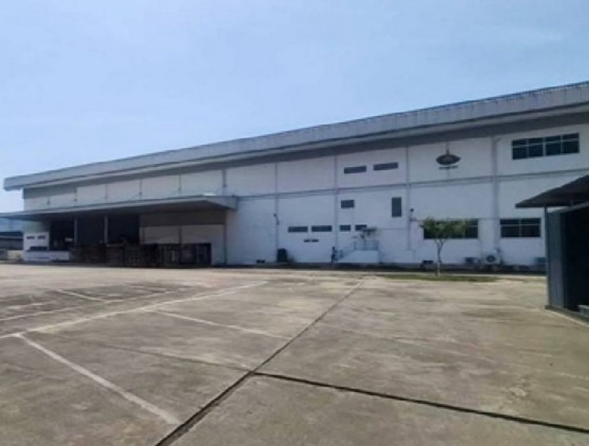 For RentFactoryBangna, Bearing, Lasalle : Tel. 081-632-0632 Factory for rent Purple area, Bang Na Trat Location, Km. 23, Bang Sao Thong, Soi Wat Bua Sook / 7 Rai of Soil area, usable area 5,544 square meters / trailer can be accessible / request for the 4th.