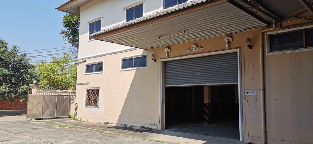 For RentWarehousePhutthamonthon, Salaya : Warehouse for rent. There is a fence around the Phutthamonthon 3 location. Usable area 800 sqm. There is a large car elevator in and out.