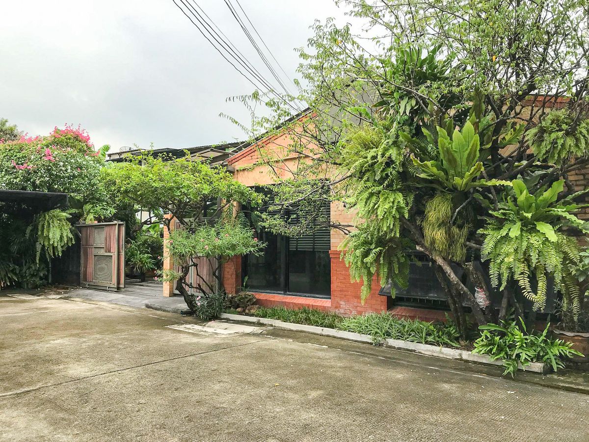 For SaleHouseLadprao101, Happy Land, The Mall Bang Kapi : 📍 Request to release a single house, Ladprao 87, only 5.999 million, the owner Never rented in good condition, the floor does not collapse, the house is ready to stay. Good atmosphere, clear It is a house that has a lot of space.