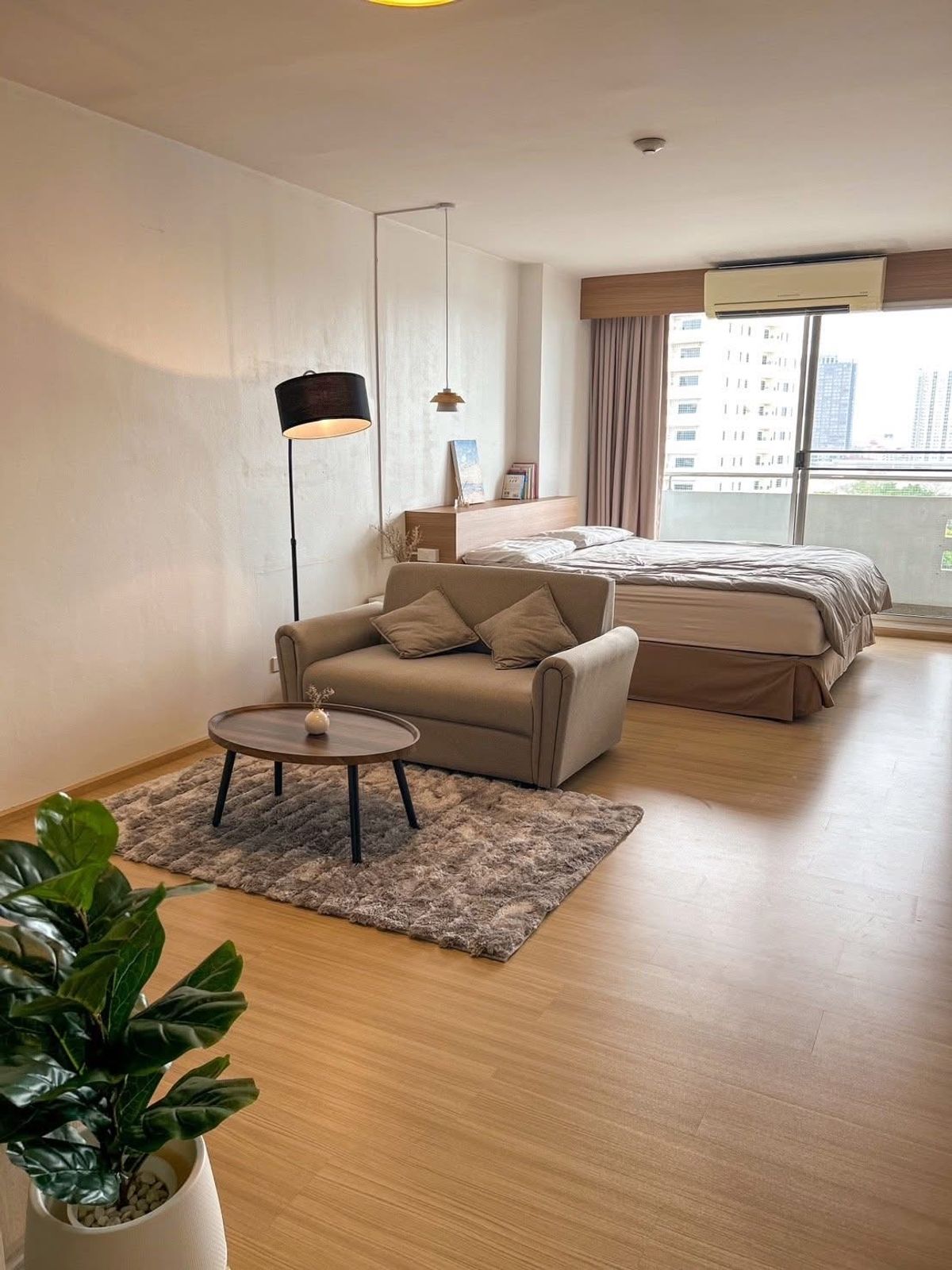 For RentCondoKasetsart, Ratchayothin : New decorative condo Beautiful, minimal style, ready to move in Next to the BTS station, Phahon 24. Interested. Say hello.