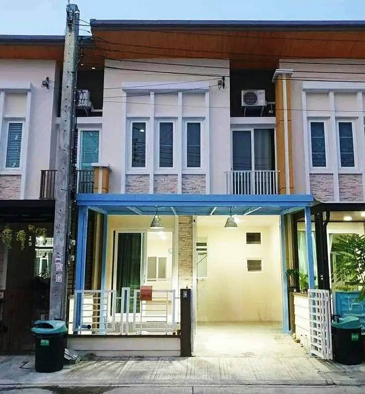 For RentTownhomeLadkrabang, Suwannaphum Airport : 🏡 Rental Golden Town Chalermprakiet-Suan Luang 🎉 near Seacon Square 7 km. There are some furniture and electrical appliances. Ready to move in ✅✅