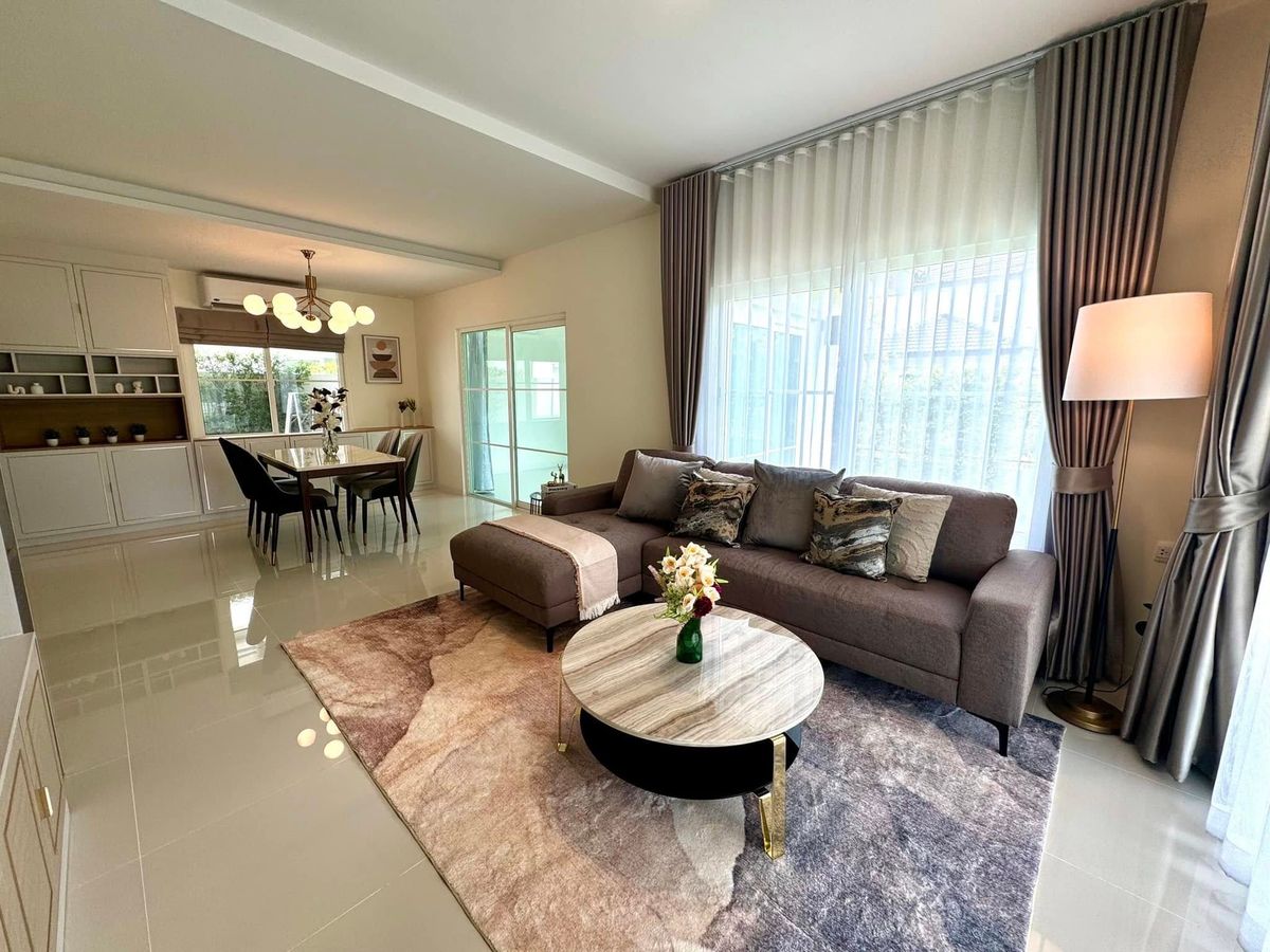 For RentHouseBangna, Bearing, Lasalle : 📣 Rent a detached house, Villaggio 3, Srinakarin, 4 bedrooms, 1 housekeeper, has a garden beside the house. Complete furniture Carry the bag ready Nearby places, Mega Bangna ready to move in