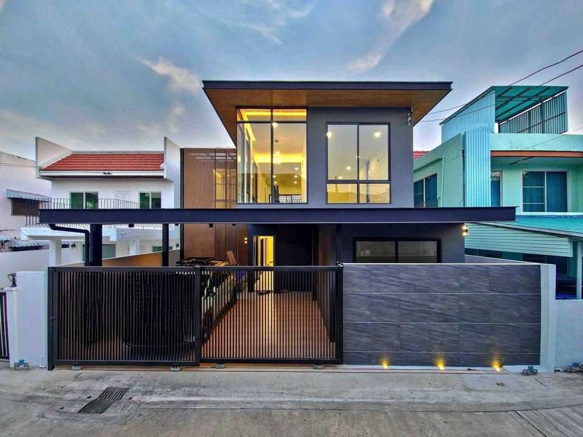 ขายบ้านสุขุมวิท อโศก ทองหล่อ : LTHC12036 – Single House FOR SALE in Private Luxury Pool Villa Size 42 sqw. 250 sqm. 3 beds 4 baths Near BTS Bang Chak Station ONLY 18.9 MB