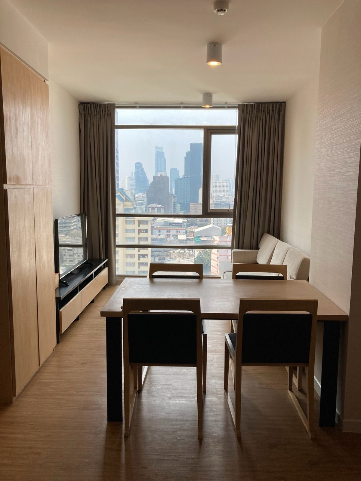 For RentCondoSilom, Saladaeng, Bangrak : The best price! Near Silom Siamese Surawong 2 bedrooms 61 sqm. Price 39K/MO. Interested. Contact 065-242-6835 Khun Gift.