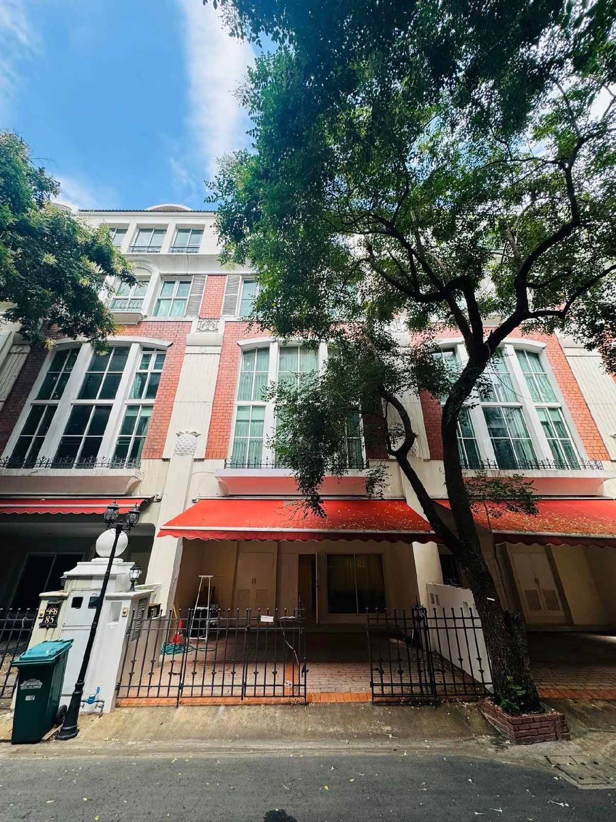 ให้เช่าทาวน์โฮมสุขุมวิท อโศก ทองหล่อ : Townhouse for rent in the heart of Thonglor, Sukhumvit 55, 4 bedrooms, 6 bathrooms, one maid's room, four-storey house [ 120,000 ] ✅️