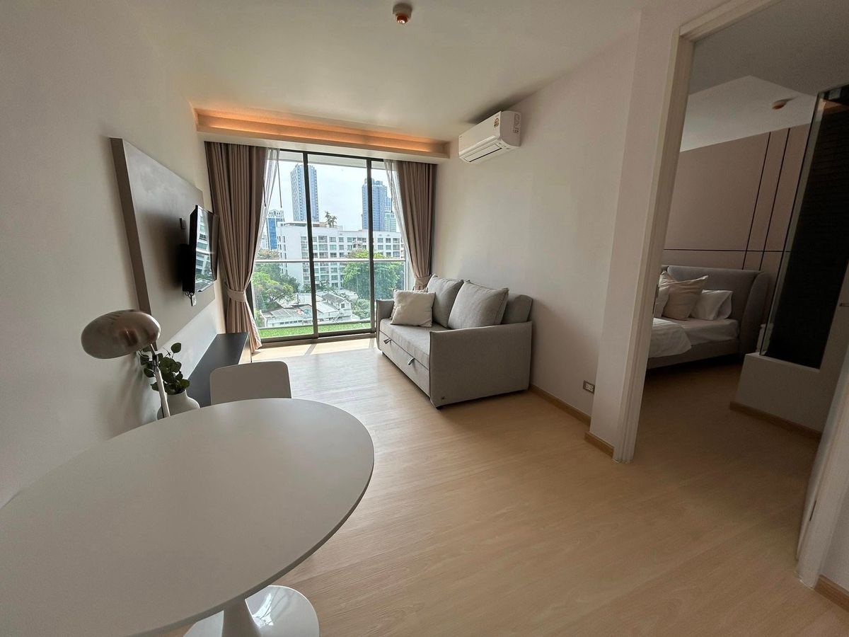 For RentCondoSukhumvit, Asoke, Thonglor : Rent a condo in the middle of Sukhumvit 49, near Fuji Supermarket with Samitivej Hospital. Contact Agent Aey Tel./aey 093-939-7861.