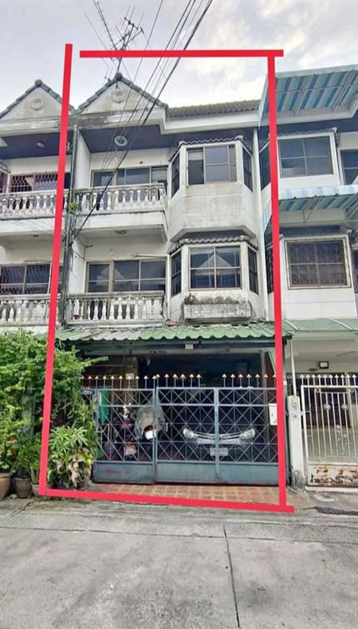 For SaleTownhomeRattanathibet, Sanambinna : Townhouse for sale 3 floors, area of ​​25 sq. Width 5 meters, with 4 bedrooms, 3 bathrooms, car park, 2 cars, Soi Rewadee 75