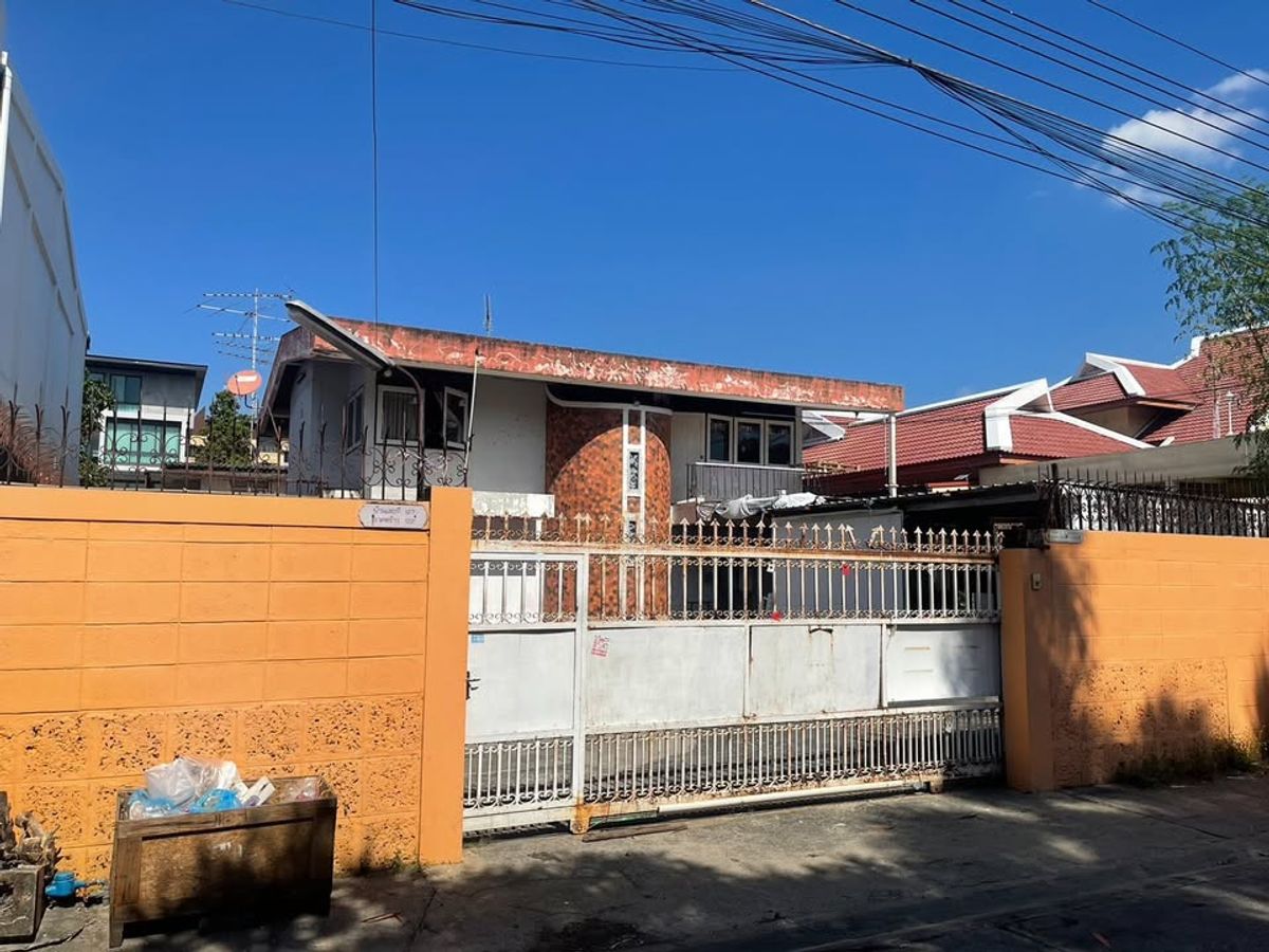 For RentHouseLadprao101, Happy Land, The Mall Bang Kapi : Selling or renting land with a single house 100 Sq. Lat Phrao 122