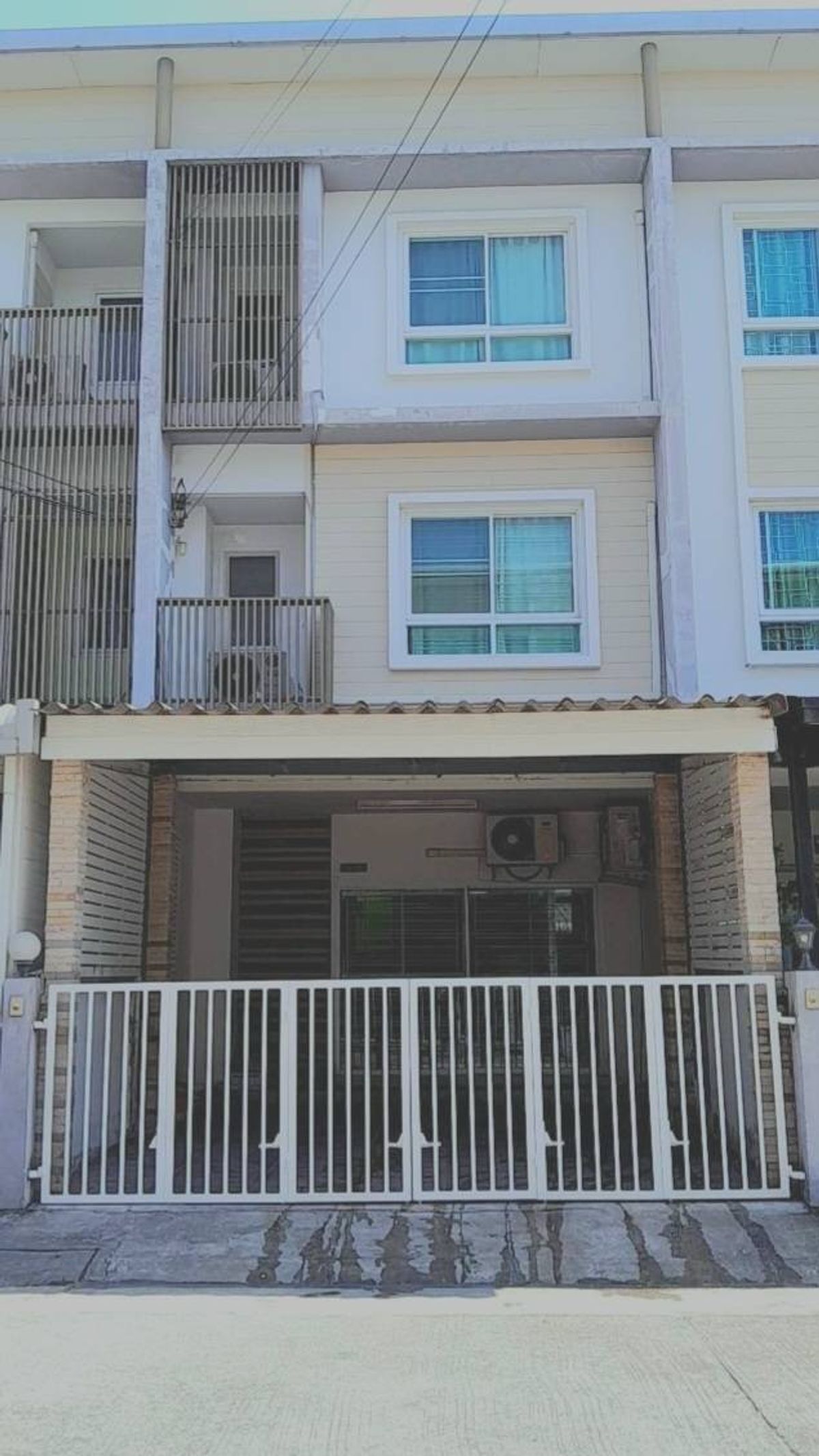 For RentTownhomeBangna, Bearing, Lasalle : 🏡 For rent 3 -story townhome, Soi La Sal Sukhumvit 105 🚅 Near Srila Salla Skytrain 450 m. Furniture and complete electrical appliances. The house is free, ready to move in. ✅✅