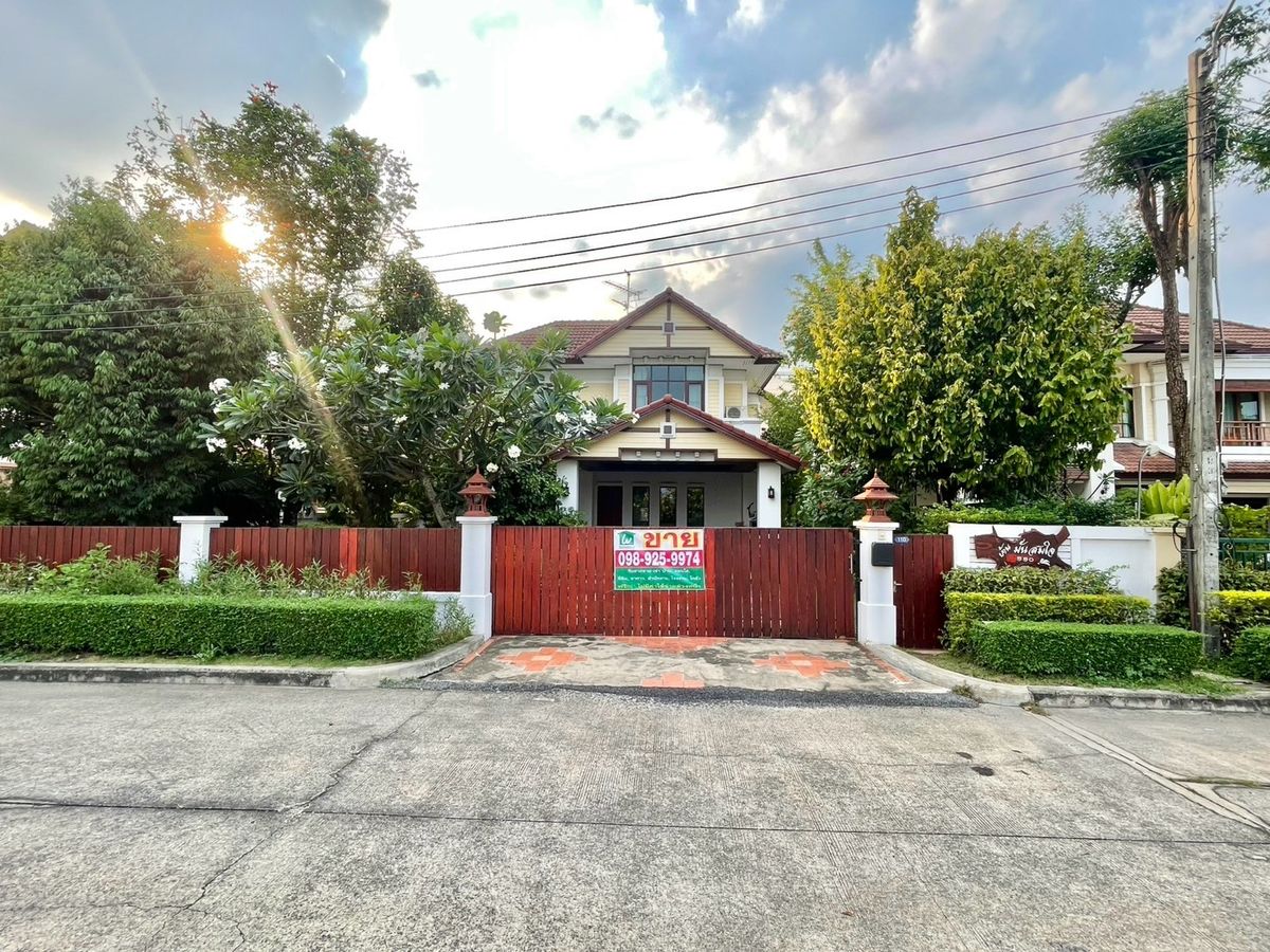 For SaleHouseRattanathibet, Sanambinna : *Hot*House for sale Wipawan Village Non Non Rd., Bin Nam 4, 3 water, 101 sq.w., next to the village main road. A lot of living space !!!!