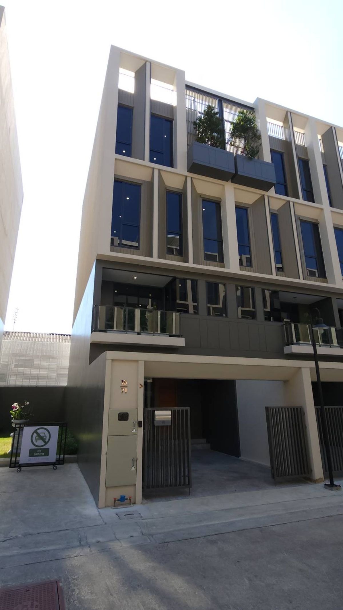 For RentTownhomeLadprao101, Happy Land, The Mall Bang Kapi : Rent a 3.5 -story luxury townhome behind the corner of the Ther Ladprao 93 project. She Ladprao 93 has never been in. Have privacy The front of the house is north.